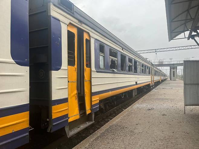 25일(현지시간) 러시아 폭격에 파손된 우크라이나 하르키우 발라클리야의 열차 [우크라이나 철도공사 제공. 재판매 및 DB 금지]