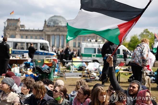 (베를린 AFP=연합뉴스) 26일(현지시간) 경찰이 독일 베를린 연방의회 앞 친 팔레스타인 농성장을 철거하자 시위대가 항의하고 있다. 2024. 4. 26