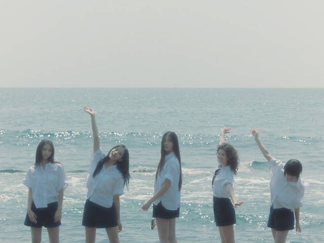 뉴진스 신곡 ‘버블 검’ 뮤직비디오 장면. (사진=뉴진스 공식 유튜브 채널)