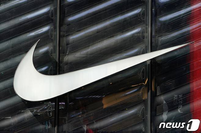 미국의 스포츠 용품 브랜드 나이키의 스우시 로고가 뉴욕 5번가 매장 밖에 걸려 있는 모습. ⓒ 로이터=뉴스1 ⓒ News1 김민수 기자