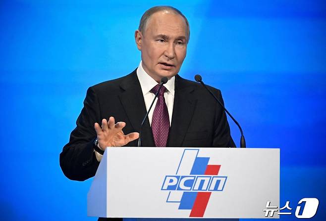 블라디미르 푸틴 러시아 대통령이 25일 (현지시간) 모스크바에서 열린 러시아 산업·기업인연맹(RSPP) 회의에 참석해 "5월에 중국을 방문할 계획＂이라고 밝히고 있다. 2024.04.26 ⓒ AFP=뉴스1 ⓒ News1 우동명 기자