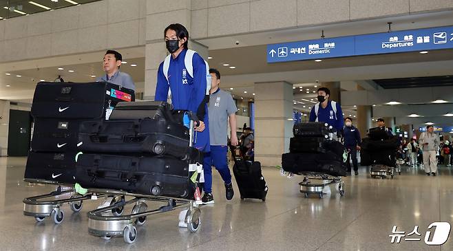 U-23 대한민국 축구 국가대표팀 선수들이 27일 오후 인천국제공항을 통해 귀국하고 있다. 2024.4.27/뉴스1 ⓒ News1 이동해 기자
