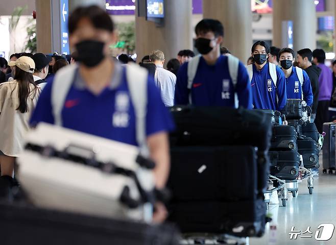 U-23 대한민국 축구 국가대표팀 선수들이 27일 오후 인천국제공항을 통해 귀국하고 있다. 2024.4.27/뉴스1 ⓒ News1 이동해 기자