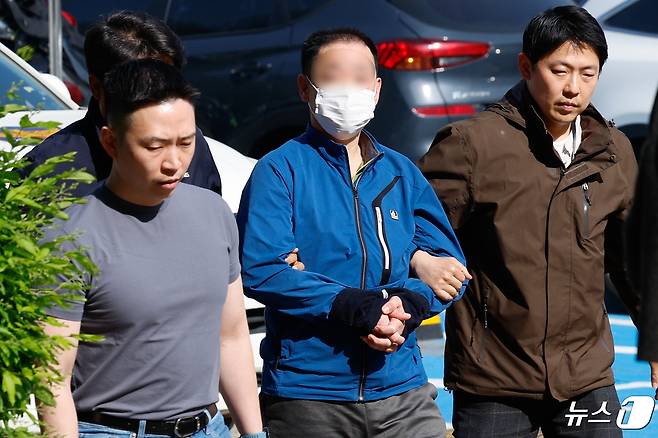 자신의 사건을 맡은 대법관에게 앙심을 품고 살해 협박한 50대 남성이 25일 강원도 원주에서 긴급 체포된 뒤 서울 서초경찰서로 압송되고 있다. 2024.4.25/뉴스1 ⓒ News1 안은나 기자