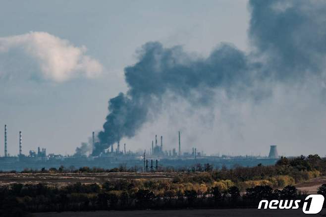 13일(현지시간) 우크라이나 도네츠크에 있는 화력 발전소가 러시아 군의 포격을 받아 검은 연기가 솟아오르고 있다. ⓒ AFP=뉴스1 ⓒ News1 우동명 기자