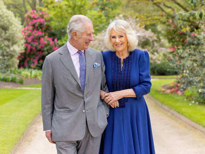 26일 영국 왕실이 공개한 찰스 3세(왼쪽) 국왕과 커밀라 왕비의 19번째 결혼기념일 사진. 지난 10일 영국 런던 버킹엄궁 정원에서 촬영된 것이다./버킹엄궁