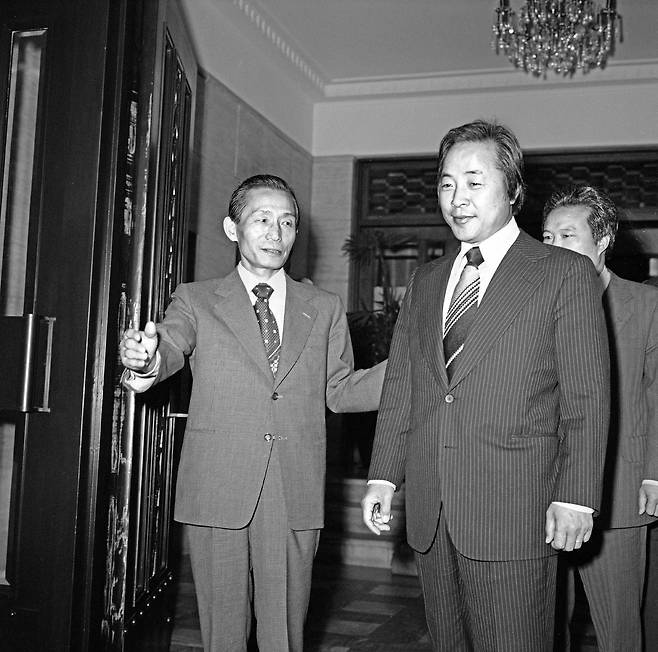 1975년 박정희 당시 대통령과 김영삼 당시 신민당 총재가 영수회담을 위해 청와대로 입장하고 있다. /정부기록사진집