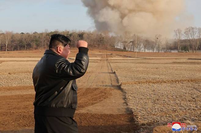 김정은 북한 국무위원장이 미사일 시험발사를 참관하며 주먹을 불끈 쥔 모습(자료사진) ⓒ조선중앙통신
