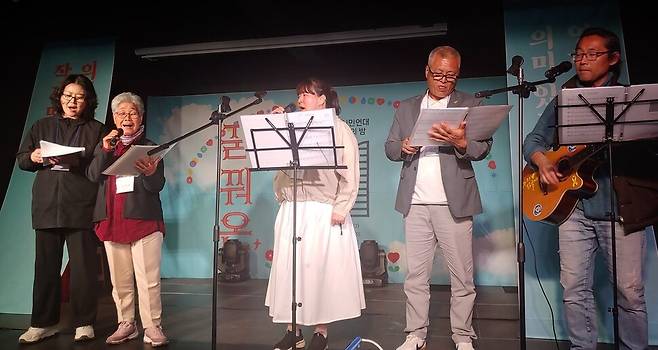 열린군대를위한시민연대가 창립 10주년을 맞은 4월26일 서울 대학로 한예극장에서 연 후원의 밤 행사에서 제주 강정마을 평화합창단이 축하 공연을 하고 있다. 조일준 선임기자