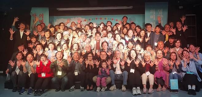 열린군대를위한시민연대가 창립 10주년을 맞은 4월26일 서울 대학로 한예극장에서 연 후원의 밤 행사에 참가한 시민들이 기념 사진을 찍고 있다. 조일준 선임기자