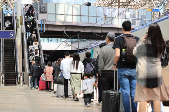 7일 서울역에서 KTX에서 내린 승객들이 승강장을 빠져나가고 있다. 연합뉴스
