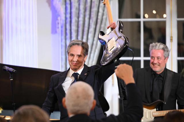 음악 애호가로 알려진 토니 블링컨 미 국무장관이 지난해 9월 워싱턴DC 국무부에서 열린 한 행사장에서 직접 기타를 연주한 뒤 관객들에게 인사를 하고 있다. 워싱턴=AFP 연합뉴스