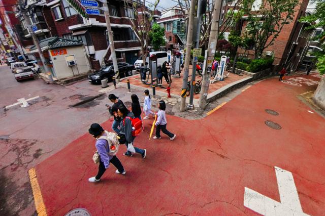 24일 아동이 포함된 보행자 무리가 서울 구로구의 한 어린이보호구역 경계를 넘고 있다.