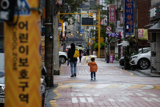 어린이보호구역으로 지정된 서울 구로구의 한 초등학교 등굣길을 어린이들이 24일 걷고 있다.
