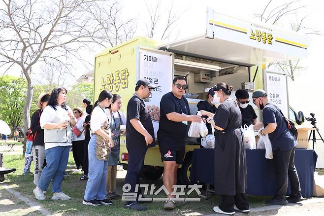 2024 캠핑요리축제 노랑통닭 부스에 참가자들이 줄을 서고 있다. 자라섬(가평)=서병수 기자