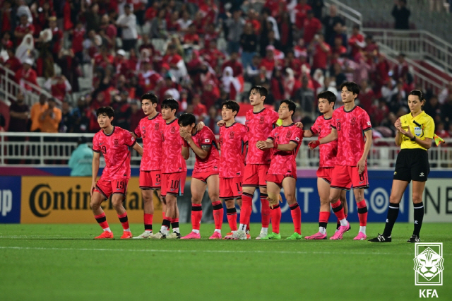 ▲ 26일(한국시간) 카타르 도하 압둘라 빈 칼리파 스타디움에서 열린 2024 아시아축구연맹(AFC) 23세 이하(U-23) 아시안컵 8강 한국과 인도네시아의 경기에서 우리 팀의 실축이 나오자 선수들이 안타까워하고 있다.  연합뉴스