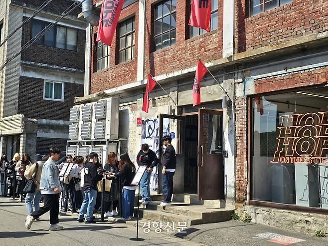방탄소년단 멤버 제이홉의 팝업스토어가 열리는 서울 성동구 성수동 한 스튜디오 앞에 긴 줄이 늘어서있다. 김경민 기자