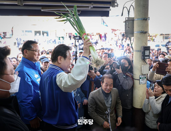 ▲ 이재명 더불어민주당 대표가 3월27일 충북 제천시 동문시장에 방문했다. 사진=더불어민주당 홈페이지