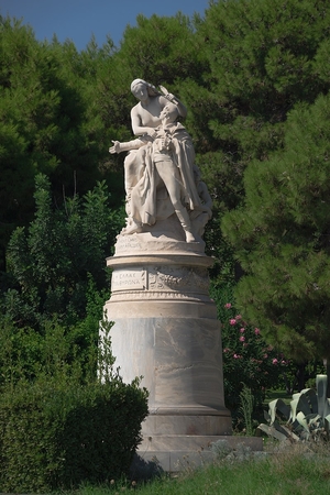 그리스 아테네 여신이 바이런에 왕관을 씌우는 모습을 묘사한 동상. 아테네 국립공원에 있다. 그리스에서 바이런의 위상을 알 수 있는 대목. [사진 출처=Jebulon]
