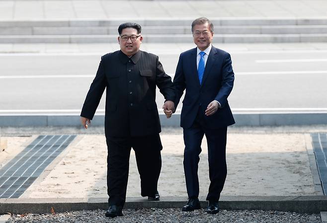 문재인 전 대통령과 김정은 북한 국무위원장이 지난 2018년 4월 27일 판문점에서 만나 인사를 나누고 있다. [매경DB 자료사진]