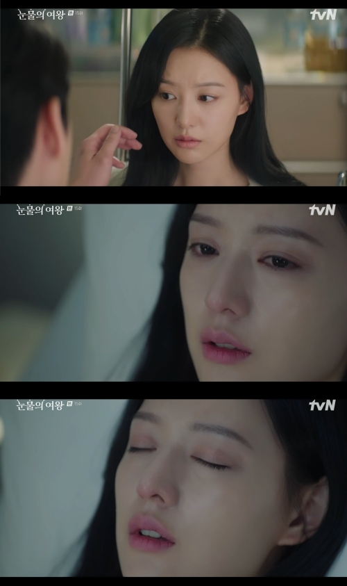 홍해인(김지원)이 기억을 잃은채로 깨어나자 윤은성(박성훈)은 현실을 조작했다. 사진=tvN ‘눈물의 여왕’ 캡처