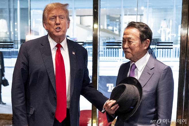 [뉴욕=AP/뉴시스] 미국 공화당 대선 후보인 도널드 트럼프 전 미국 대통령이 23일(현지시각) 뉴욕 맨해튼의 트럼프 타워에서 아소 다로 전 일본 총리를 만나고 있다. 2024.04.24. /사진=민경찬