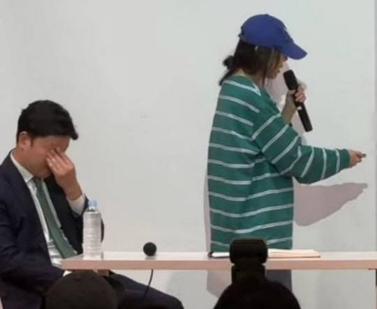 25일 민희진 어도어 대표가 서울 서초구에서 기자회견을 열고 하이브의 ‘경영권 강탈’ 주장에 대해 반박하는 기자회견 중 이마를 짚고 있는 법무법인 세종의 변호사. 엑스(X) 캡처