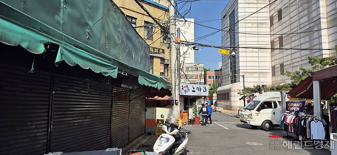 50년째 운영하던 동대문구 ‘보신탕 골목’ 내 한 가게가 문을 닫은 모습. 김용재 기자