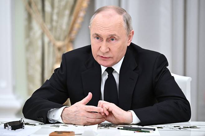 블라디미르 푸틴 러시아 대통령이 19일(현지시간) 모스크바에서 의회의 주요 당파 지도자들과 만나고 있다. 푸틴 대통령은 최근 치러진 대선에서 5연속 집권에 성공했다. [연합]