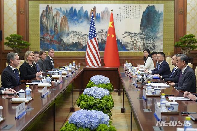 [베이징=AP/뉴시스] 토니 블링컨(왼쪽) 미국 국무장관이 26일 중국 베이징의 댜오위타이 국빈관에서 왕이 중국 외교부장과 회담하고 있다. 2024.04.26.