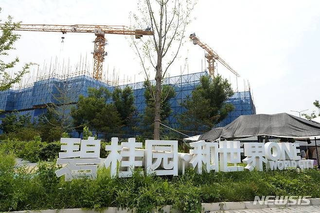 [베이징=AP/뉴시스]﻿﻿심각한 경영난을 겪어온 중국 대형 개발업체 비구이위안(컨트리가든)이 오는 6월 해외 채권자 그룹과 접촉하고, 올 하반기 채무구조조정안을 제출할 계획인 것으로 알려졌다. 사진은 2023년 8월17일 중국 베이징 외곽에 건설 중인 비구이위안 원월드시티(Country Garden One World City) 프로젝트의 모습. 2024.04.27
