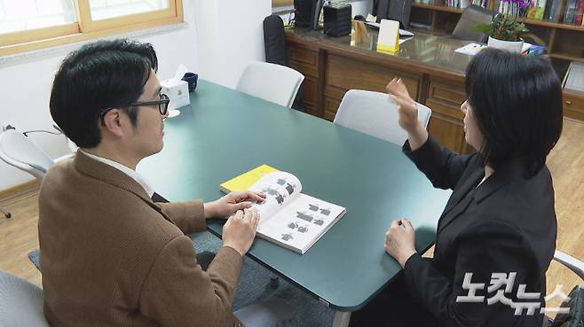 한국밀알선교단 조정환 간사가 김현숙 수어통역가와 소통하고 있다.