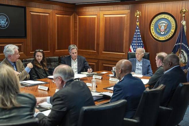 백악관 밀실에서 윌리엄 번즈 CIA 국장(맨 왼쪽 흰머리)이 바이든 대통령 등 정부 수뇌부에게 정보 브리핑을 하는 모습. 지난 13일. 사진 : 백악관 제공, AP·연합