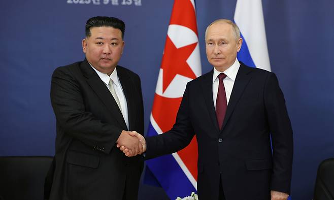 김정은 북한 국무위원장(왼쪽), 푸틴 러시아 대통령. AP뉴시스