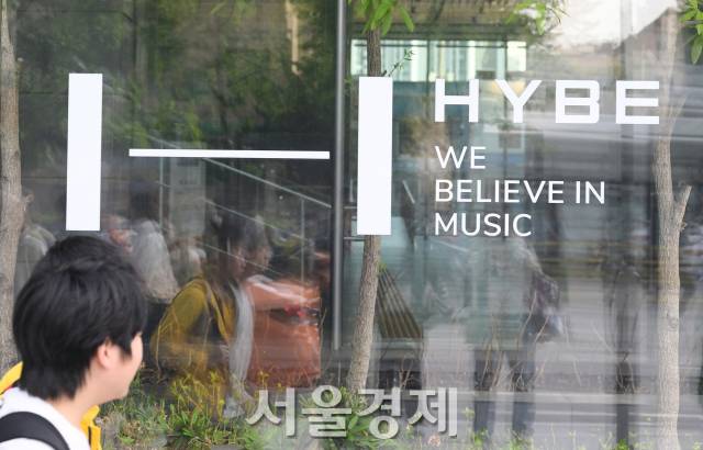 26일 오후 서울 용산구 하이브 사옥 앞에서 시민들이 이동하고 있다. 하이브는 산하 레이블이자 뉴진스의 소속사인 어도어 민희진 대표와 폭로전을 벌이는 중이다. 김규빈 기자