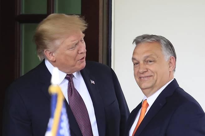 트럼프 전 미국 대통령과 오르반 헝가리 총리(오른쪽)  [AP=연합뉴스. 자료사진. 재판매 및 DB 금지]