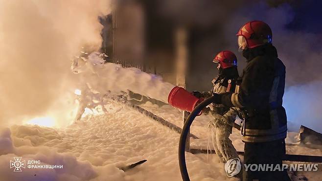 이바노프란키우스크 화재 진압하는 우크라이나 소방관들 [AP/우크라이나 응급서비스부=연합뉴스. 재판매 및 DB 금지]