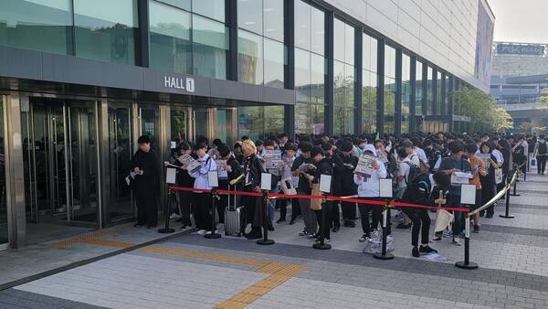 - 내부 줄이 꽉차는 바람에 밖에서 대기하는 박사들