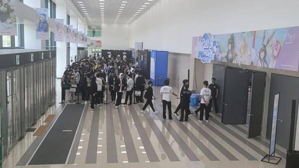 - 미리 줄을 세워둔 덕분에 빠른 속도로 박사들을 행사장에 입장시켰다