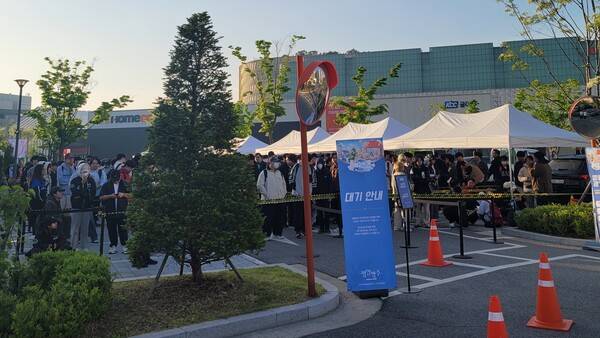 - 맨 앞에 서 있는 박사들은 입장을 위해 어제부터 기다렸다고 한다