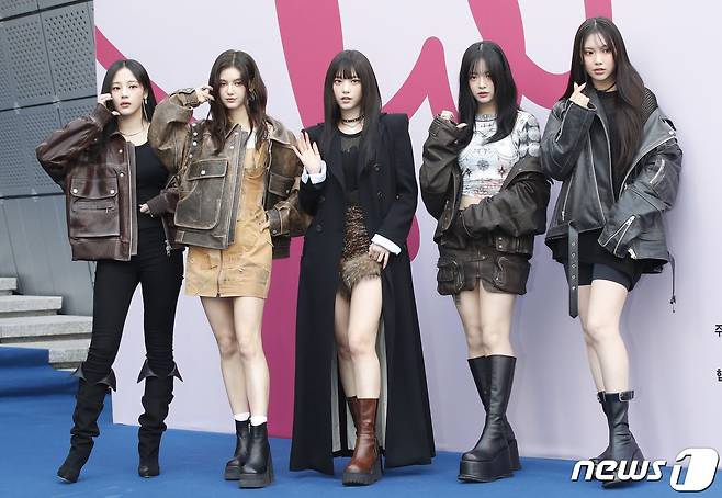 뉴진스의 민지(왼쪽부터)와 다니엘, 해린, 하니, 혜인이 1일 서울 중구 동대문 DDP에서 열린 ‘2024 F/W 서울패션위크’ '줄라이칼럼, 박소영 디자이너' 컬렉션에서 포즈를 취하고 있다. 2024.2.1/뉴스1 ⓒ News1 권현진 기자