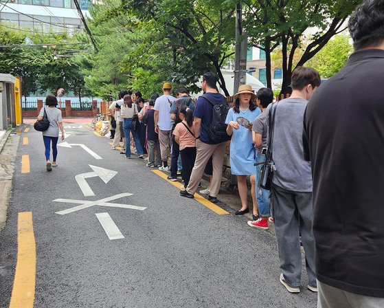 지난해 9월 서울 성수동에서 열린 '무라카미 하루키 스테이션' 팝업에 입장하기 위해 관람객들이 줄 서 있는 모습. 사진 문학동네 인스타그램