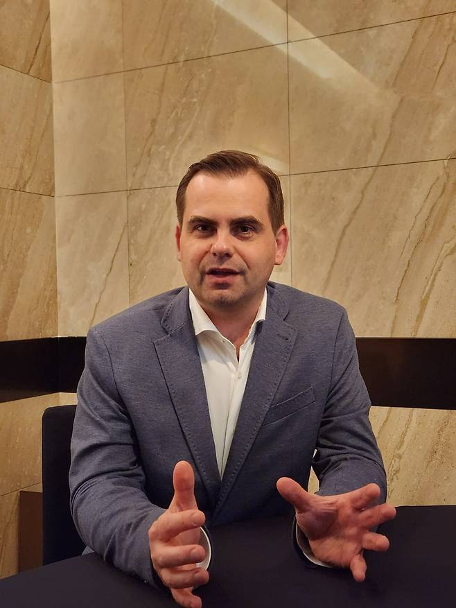 26일 서울 강남구 삼성동 조선팰리스에서 야렉 쿠틸로보스키 딥엘 최고경영자(CEO)가 생성 인공지능(AI)을 활용한 통역 기술에 대해 설명하고 있다. 이주현 기자