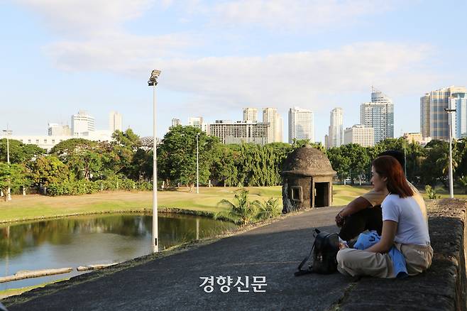 인트라무로스 성벽 위에 앉아 휴식을 취하는 시민들. 이윤정 기자