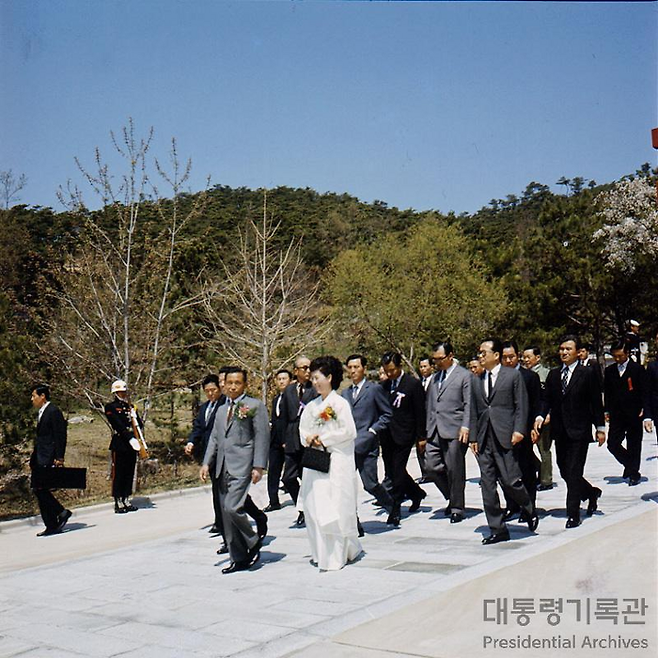 박정희 대통령 내외 충무공 탄신 기념식 참석 모습(1970년).