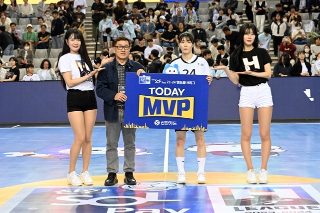 챔프전 1차전 MVP로 선정된 SK 강경민. 사진=한국핸드볼연맹 제공