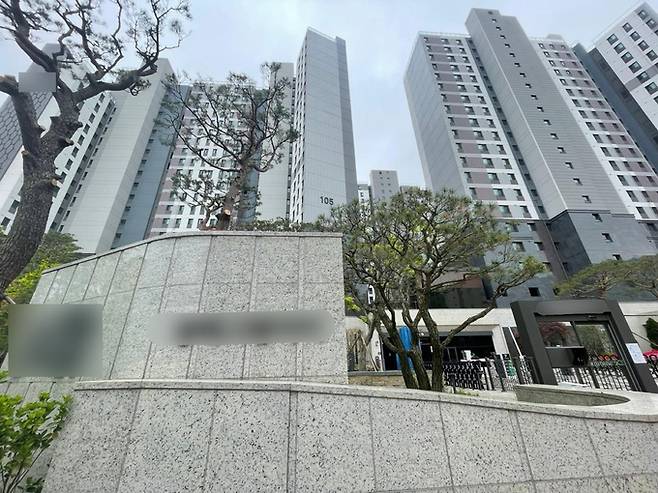 중국산 품질 위조 유리로 시공한 서울 서초구의 한 아파트. 연합뉴스