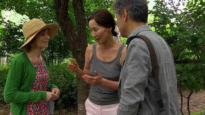 '여행자의 필요'에서 주인공 이리스(이자벨 위페르)는 독특한 방법으로 언어를 가르쳐요. 진실한 감정으로 몇 번이고 암송하는 것. 힘들고 길어도 마음으로 받아들이는 것. 결국 사람을 알게 되는 것과 같다고 말하고 있습니다.