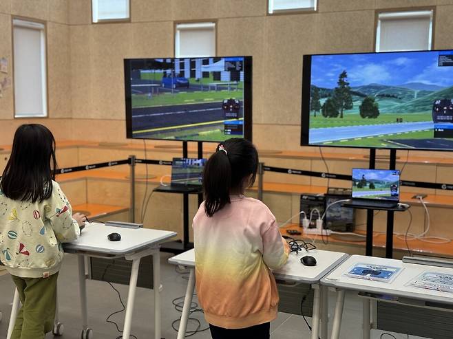 가재울광장에서 드론 시뮬레이터 체험을 하고 있는 아이들. 가재울청소년메타센터 제공