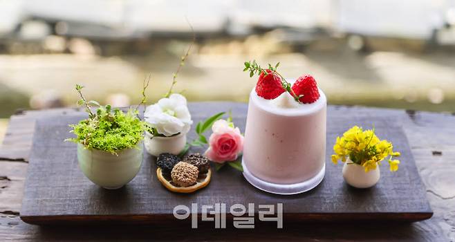 통영의 핫플레이스로 떠오른 봉수골의 카페 ‘돌샘길’의 딸기음료